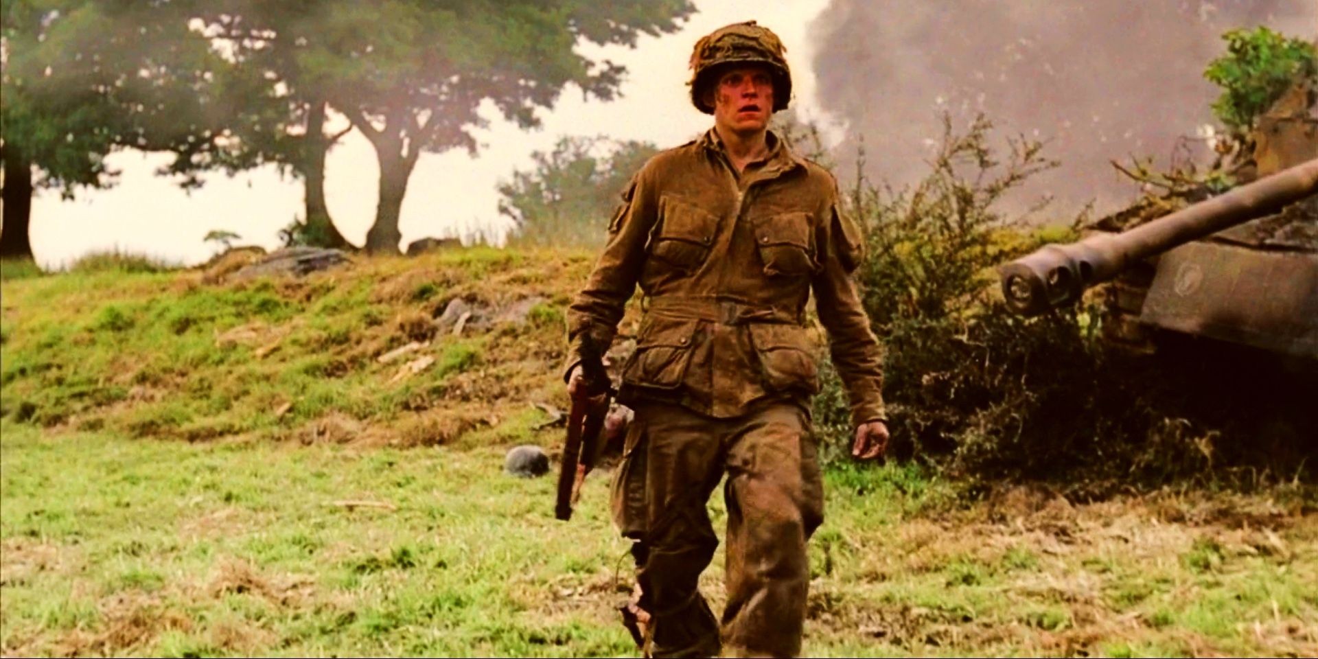 Blithe (Marc Warren) walking through a battlefield in Band of Brothers 