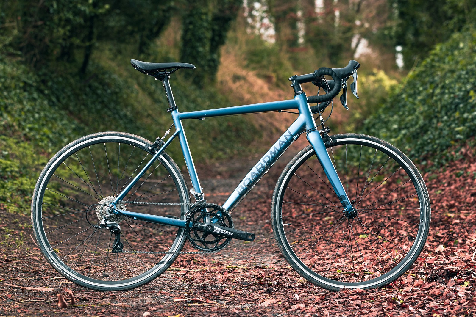 Pack shot of the Boardman SLR 8.6 road bike