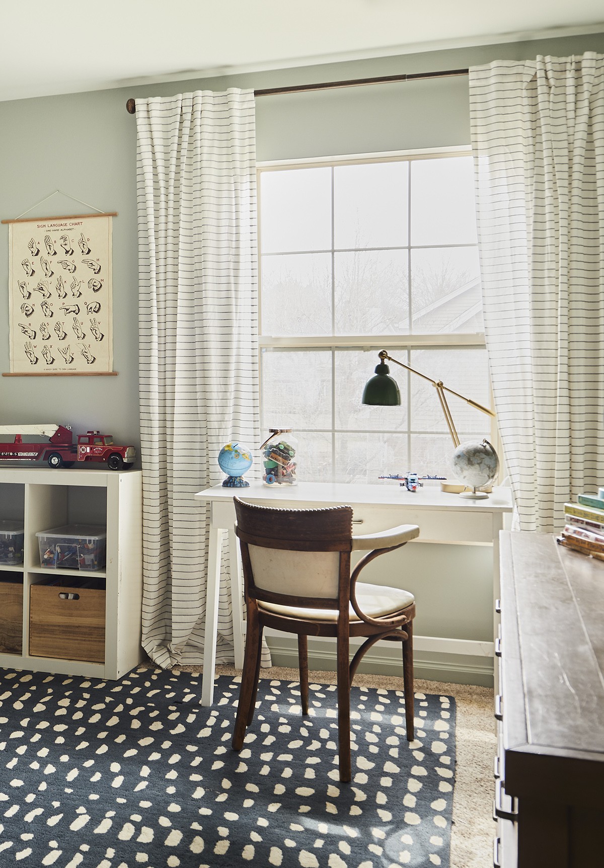 Striped curtains in a boy's room: A visual example from our curtain hanging guide.