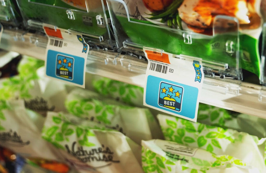 A grocery store aisle with Guiding Stars icons on shelf tags, indicating nutritious food choices.